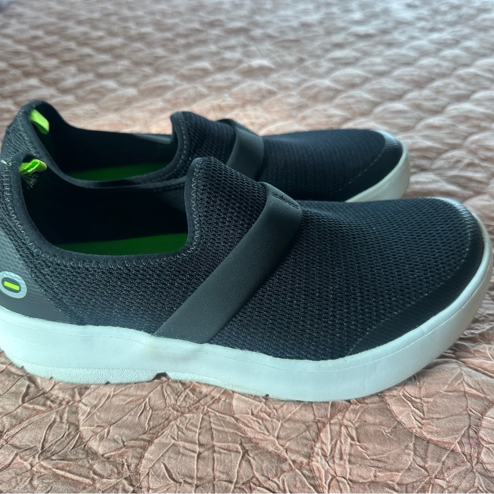 Oofos 
Women’s 
Size 6 
EUC